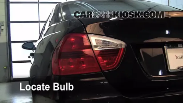 2008 BMW 328xi 3.0L 6 Cyl. Sedan (4 Door) Éclairage Feux de marche arrière (remplacer une ampoule)